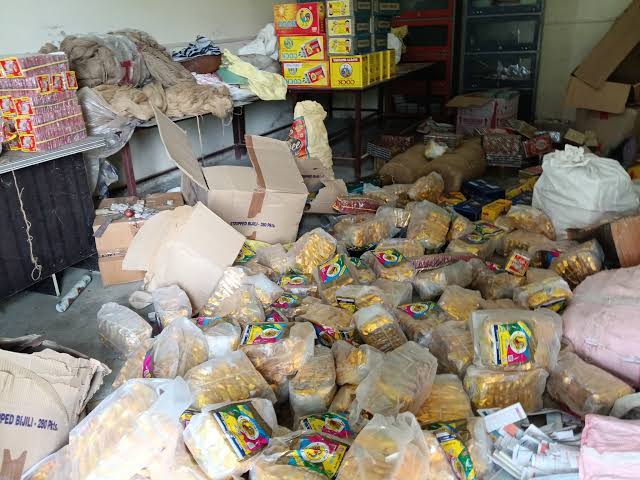 रिहायशी इलाके में अवैध पटाखों का भंडारण, दो युवक गिरफ्तार