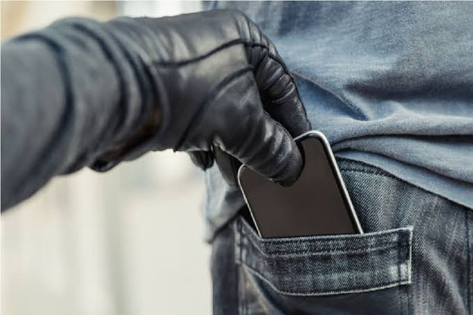 रेलवे स्टेशन के स्टॉलों पर छापा, 94 हजार के 6 चोरी के मोबाइल जब्त — दो आरोपी गिरफ्तार