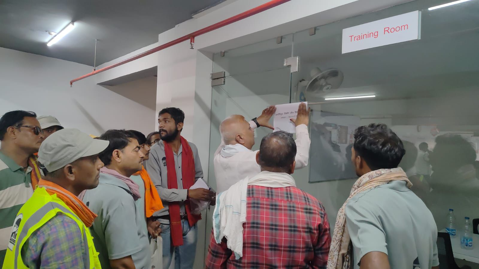 पार्किंग में चल रहे थे गोदाम और सर्विस सेंटर, निगम ने 3 प्रतिष्ठानों की पार्किंग सील की जिसमे मौसाजी स्वीट्स, रॉयल स्वीट्स भी शामिल