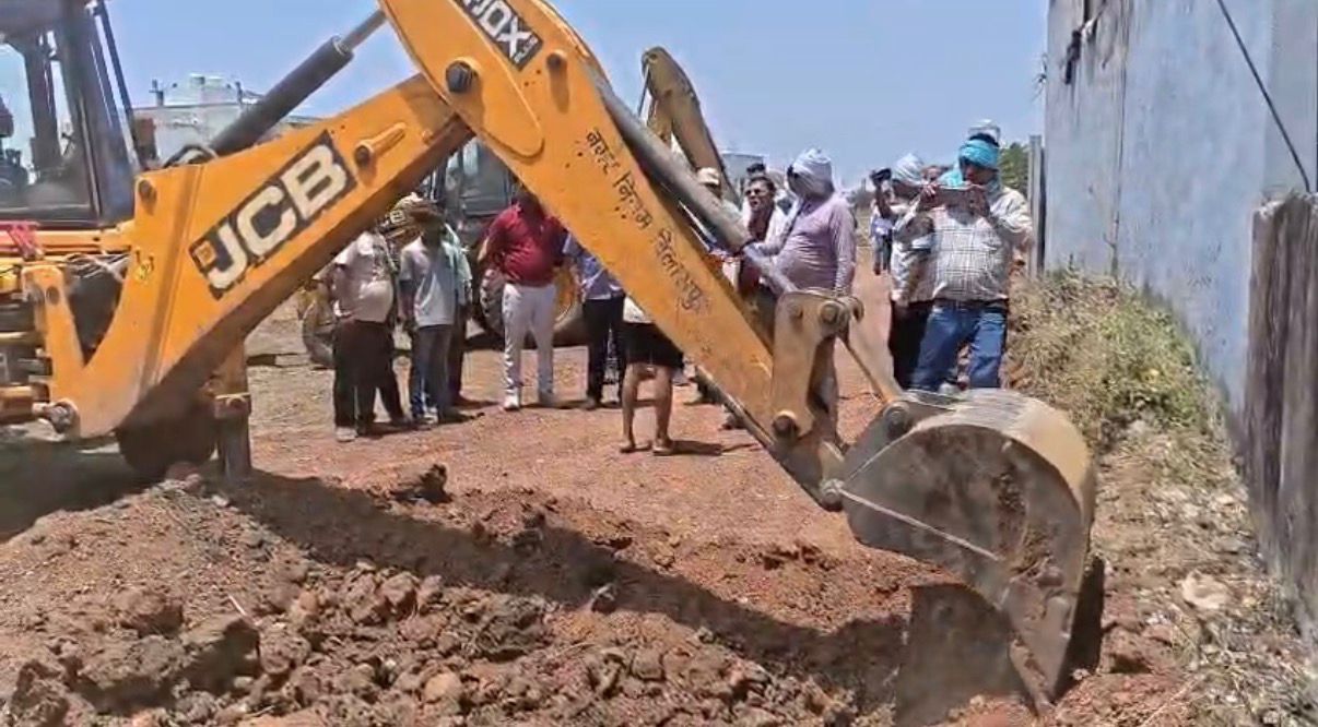 बिना अनुमति प्लॉटिंग पर निगम की कार्रवाई, सेक्टर-डी और व्यापार विहार में चला बुलडोजर