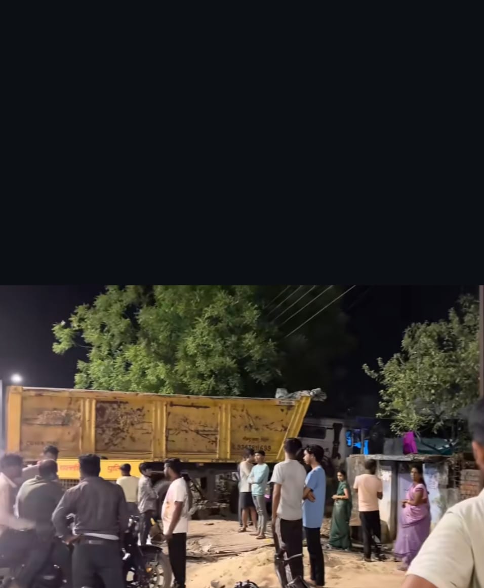 नशे में धुत ड्राइवर ने ट्रेलर मकान में घुसाया, बाल-बाल बचा परिवार