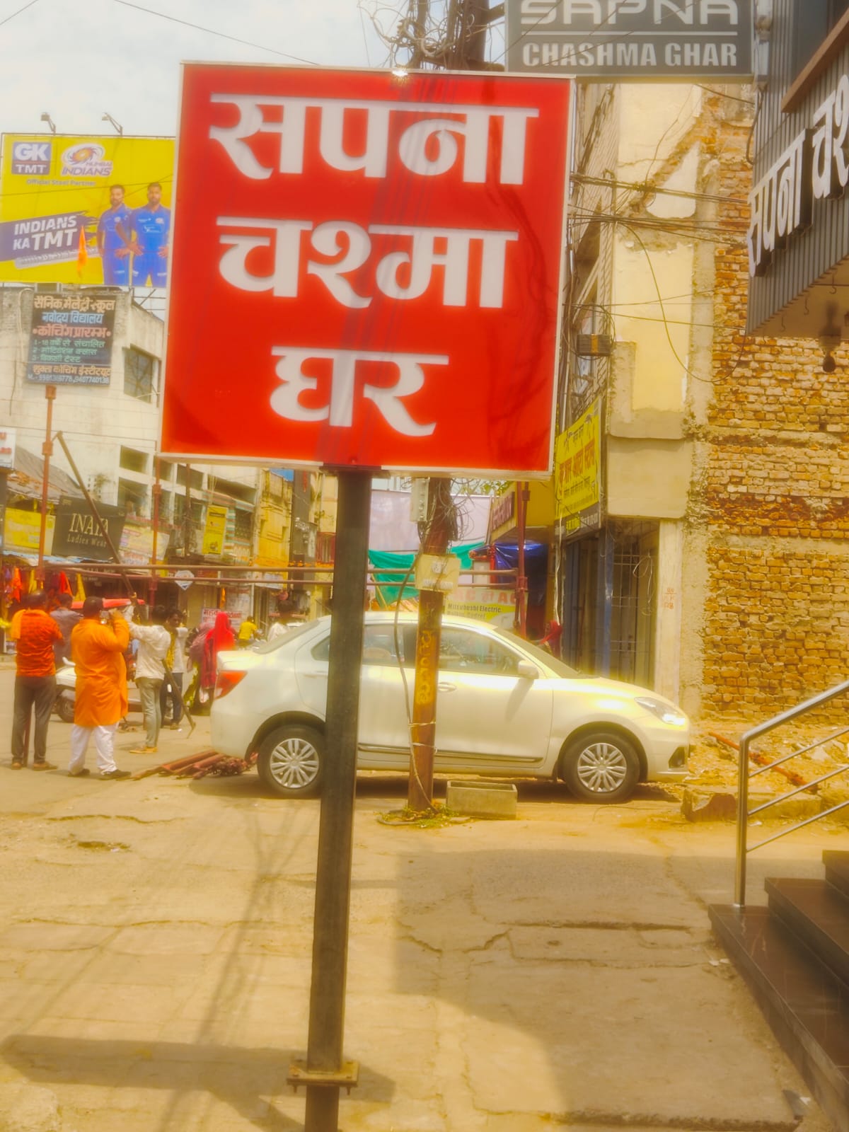 निगम को ठेंगा, तेलीपारा में फिर टंगा अवैध बोर्ड,कार्रवाई के बाद भी “सपना चश्मा घर” की मनमानी जारी, जनता चोटिल—निगम मौन