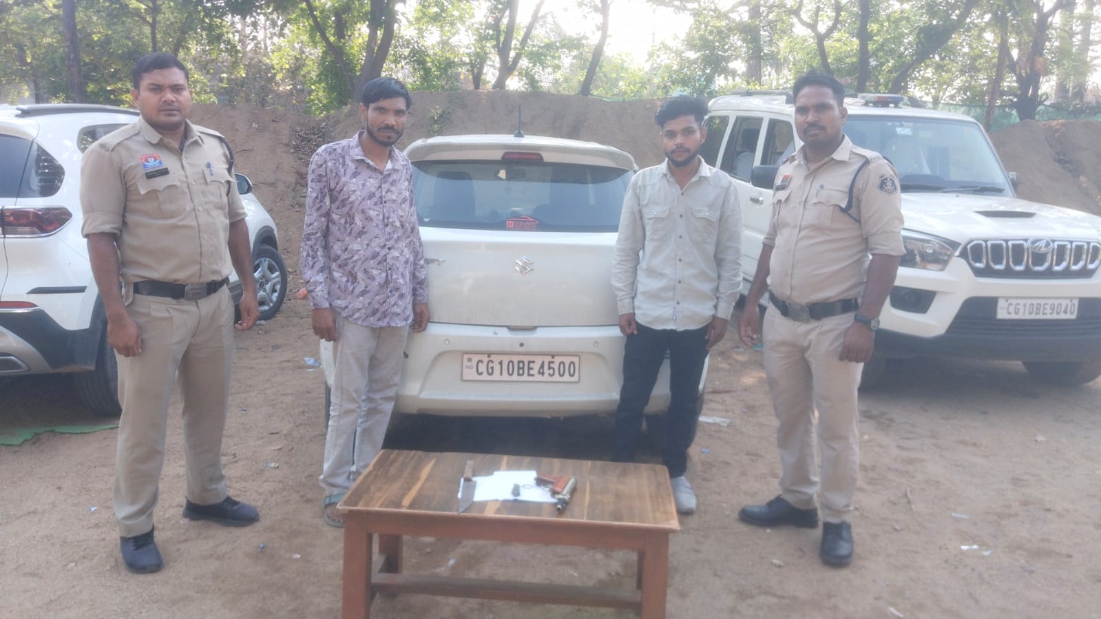 रतनपुर में हथियार लहराकर राहगीरों को डराने वाले 2 आरोपी गिरफ्तार, चाकू, कट्टा नुमा हथियार और कार जब्त, आर्म्स एक्ट के तहत भेजे गए जेल