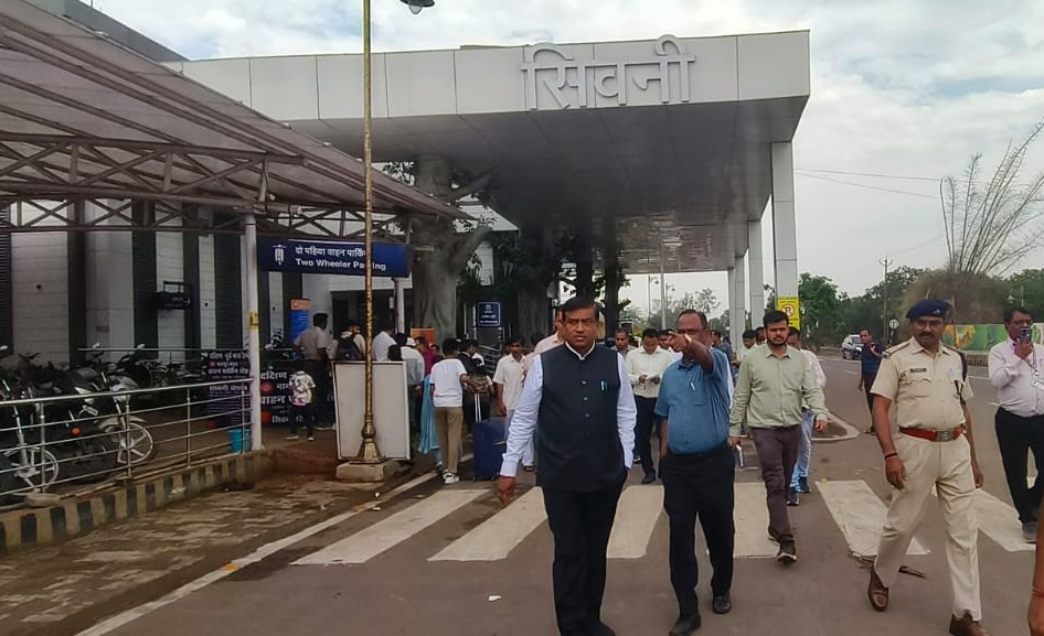 दक्षिण पूर्व मध्य रेलवे, नागपुर मंडल रेल प्रबंधक श्री दीपक कुमार गुप्ता ने किया इतवारी-छिंदवाड़ा-सिवनी-नैनपुर-गढ़ा रेलखंड एवं स्टेशनों का सघन निरीक्षण,यात्री संरक्षा, सुरक्षा, सुविधाओं एवं विकास कार्यों का लिया जायजा।