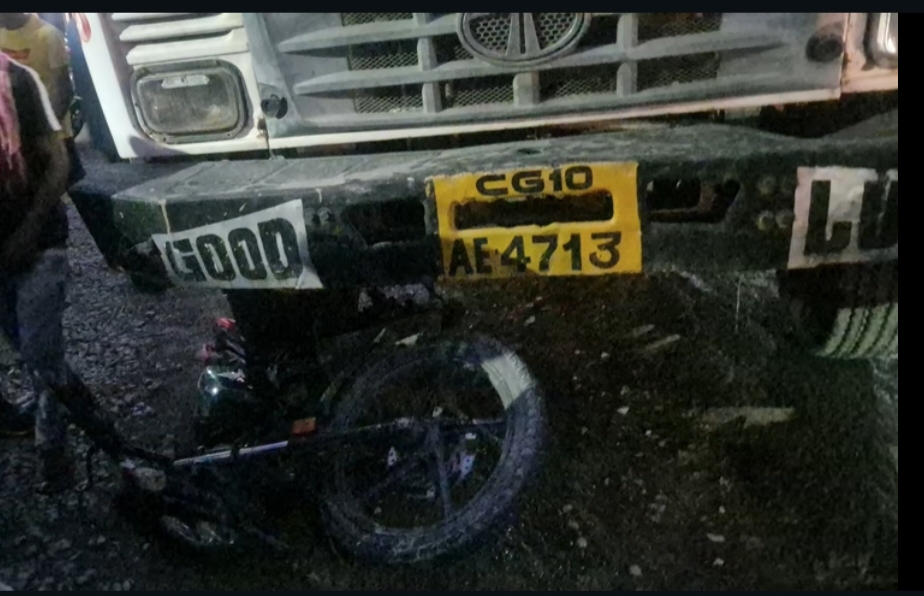 बेकाबू हाइवा ने बाइक सवार को मारी टक्कर, बाल-बाल बचा युवक