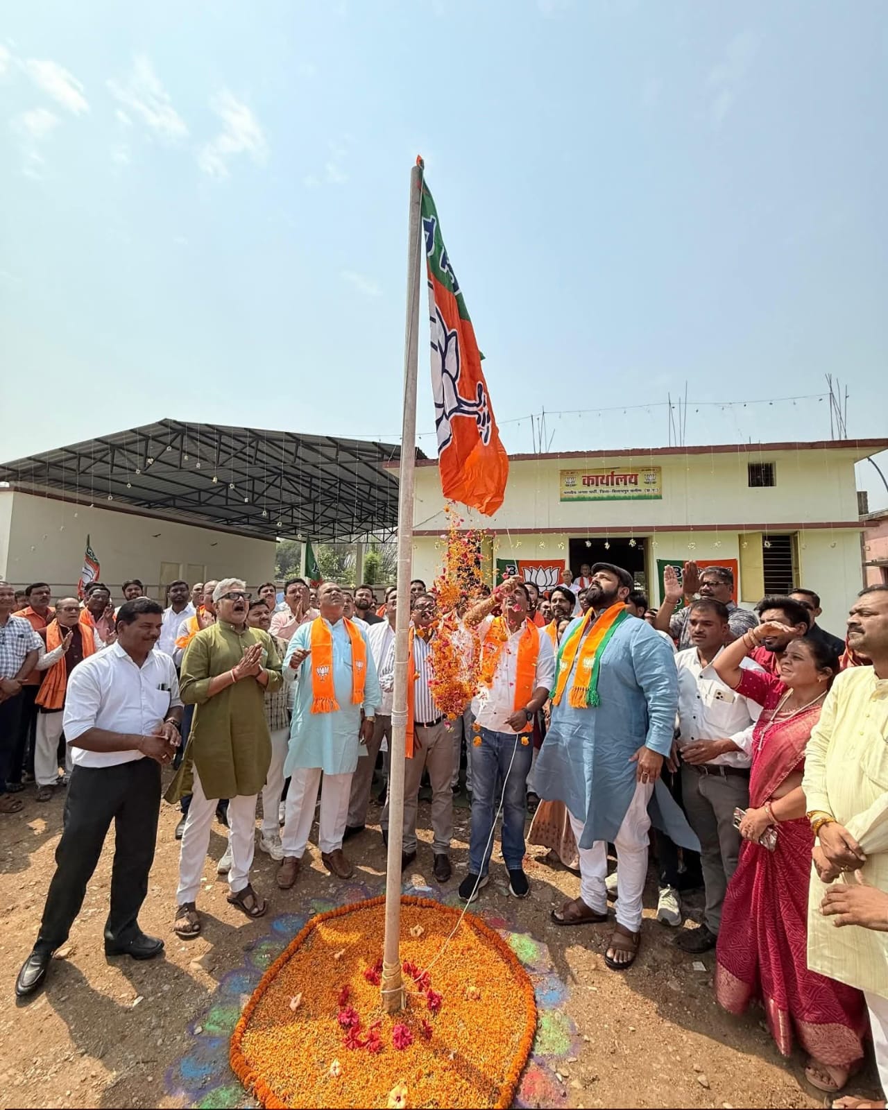 भाजपा के 47वें स्थापना दिवस पर जिला ग्रामीण कार्यालय में हुआ ध्वजारोहण, प्रदेश मंत्री प्रबल प्रताप सिंह व विधायक सुशांत शुक्ला हुए शामिल