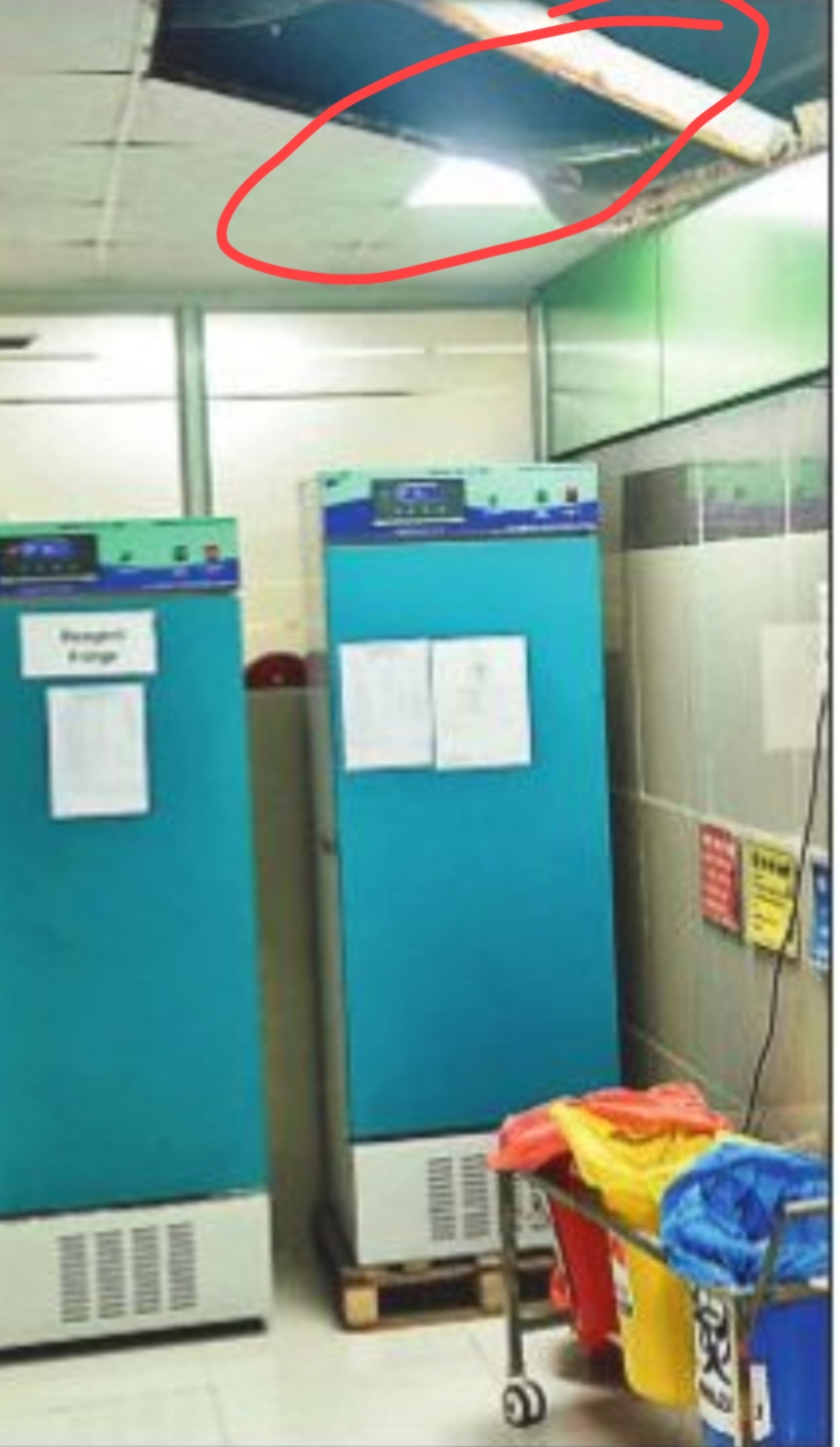 जिला अस्पताल के हमालर लैब की हालत खस्ता, टूटी पाइप के सहारे टिकी हुई है फॉल सीलिंग