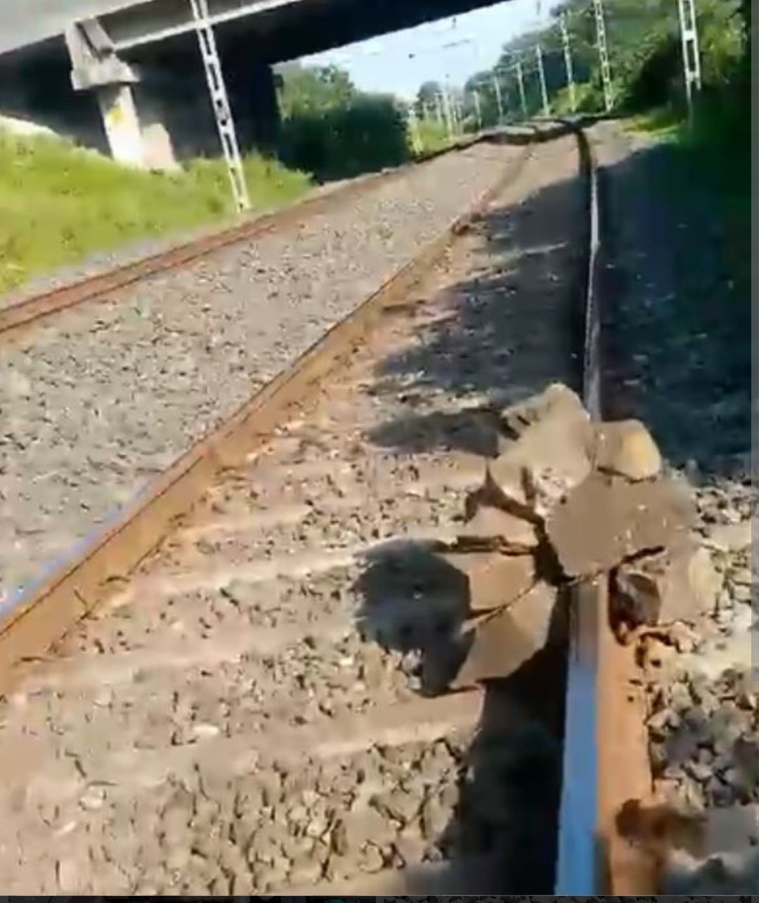 रेलवे ट्रैक पर पत्थर रखकर देशद्रोहियों ने की ट्रेन गिराने की कोशिश, चालक की सतर्कता से टला खतरा