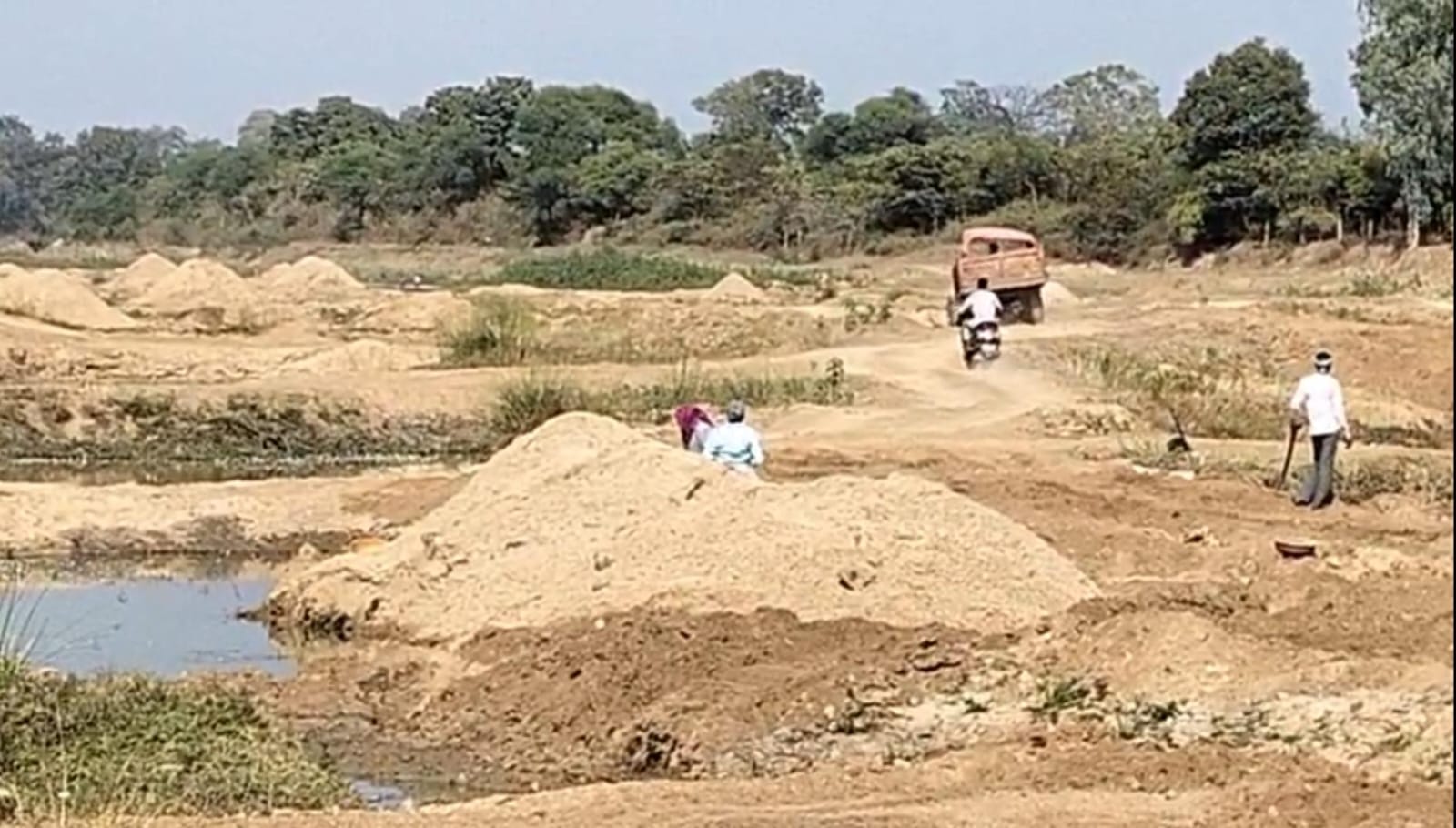 अवैध रेत खनन के बीच दर्दनाक हादसा: ट्रैक्टर पलटने से 17 वर्षीय मजदूर की मौत, एक गंभीर