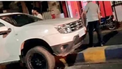 डिवाइडर बना हादसों का कारण: मुख्य डाकघर के सामने कार चढ़ी, साइन बोर्ड-रेडियम की कमी उजागर