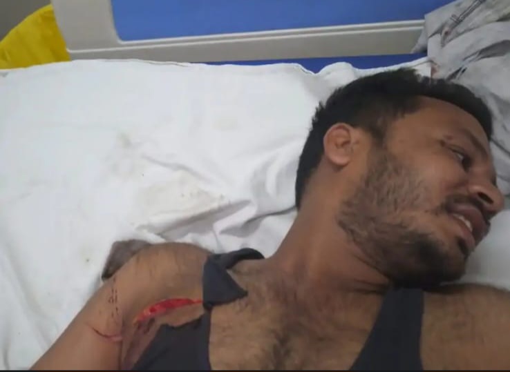 अंजान नकाबपोशों ने घर में घुसकर किया युवक पर चाकू से हमला