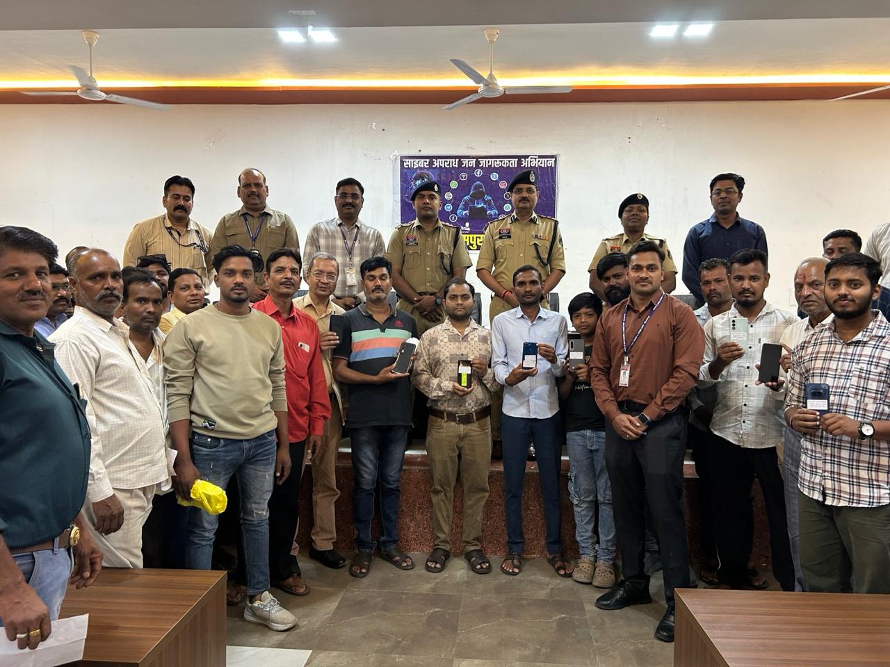 “अर्पण” अभियान: बिलासपुर पुलिस ने लौटाई लोगों की मुस्कान, एक माह में 135 मोबाइल बरामद