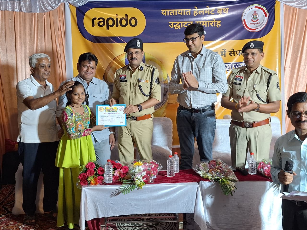 बिलासपुर में हेलमेट जागरूकता की नई पहल: “यातायात हेलमेट बूथ” का भव्य शुभारंभ