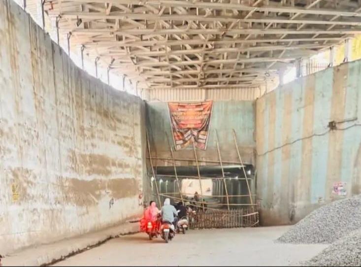 अंडरब्रिज मरम्मत की धीमी रफ्तार पर भड़के नागरिक, डीआरएम कार्यालय के सामने प्रदर्शन