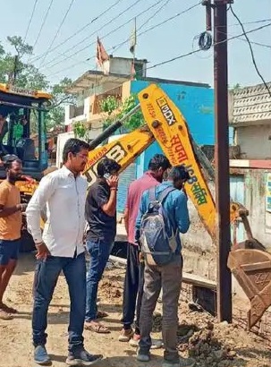 नाली निर्माण में लापरवाही उजागर: खुदाई से झुका 33 केवी बिजली पोल, बड़ा हादसा टला; 8 घंटे गुल रही बिजली