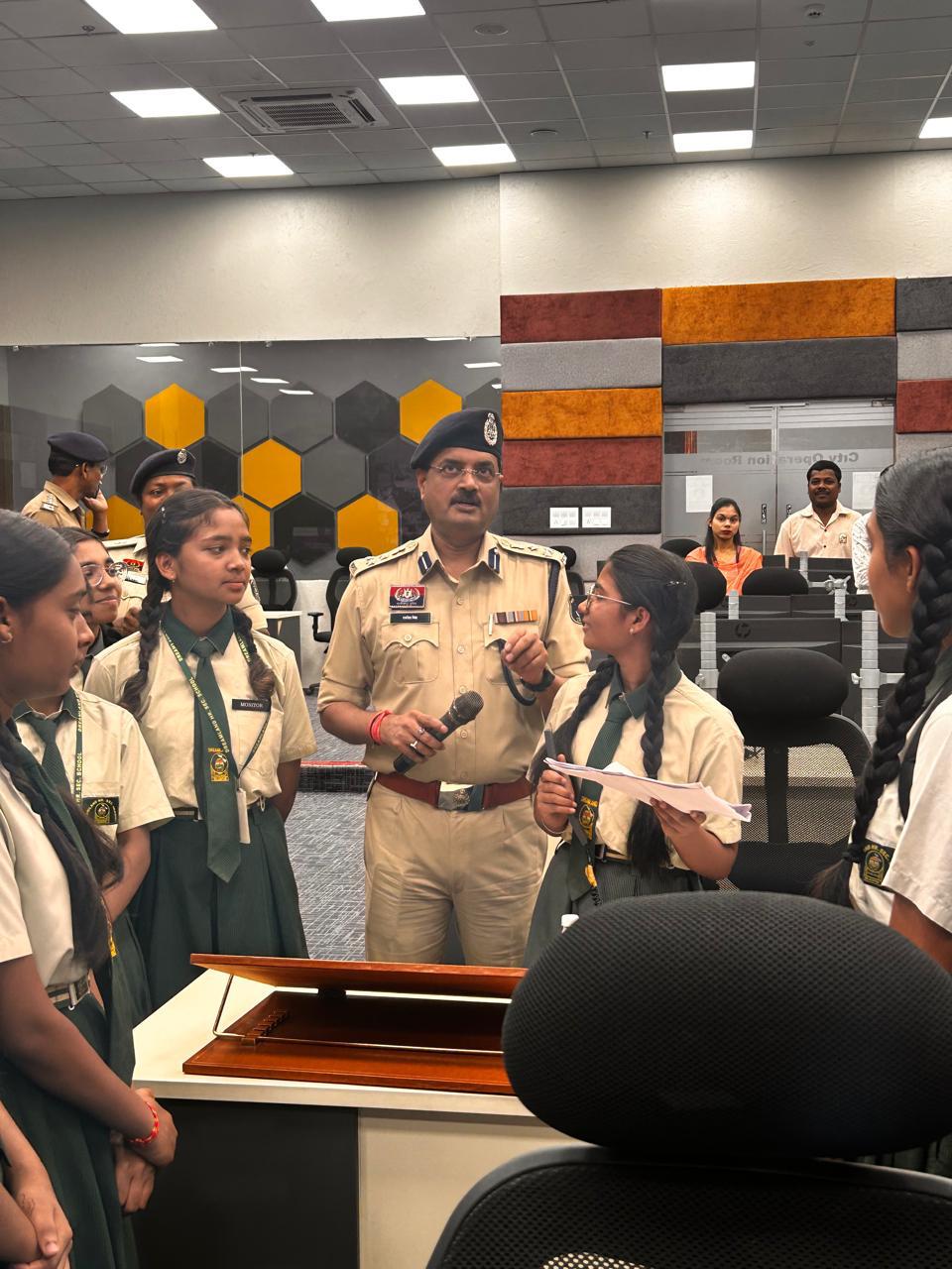 बिलासपुर पुलिस की पहल: छात्रों को कराया पुलिस विभाग का शैक्षणिक भ्रमण, ट्रैफिक व साइबर सिस्टम की दी जानकारी