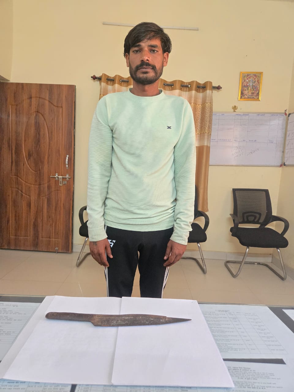 शादी समारोह में चाकू लहराकर लोगों को धमकाने वाला युवक गिरफ्तार, आर्म्स एक्ट में कार्रवाई