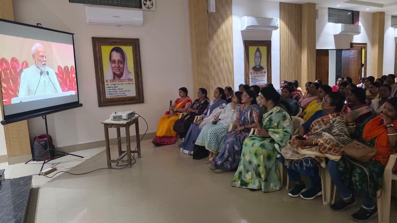 नारी शक्ति वंदन सम्मेलन के अवसर पर प्रधानमंत्री नरेंद्र मोदी के संबोधन का सामूहिक श्रवण