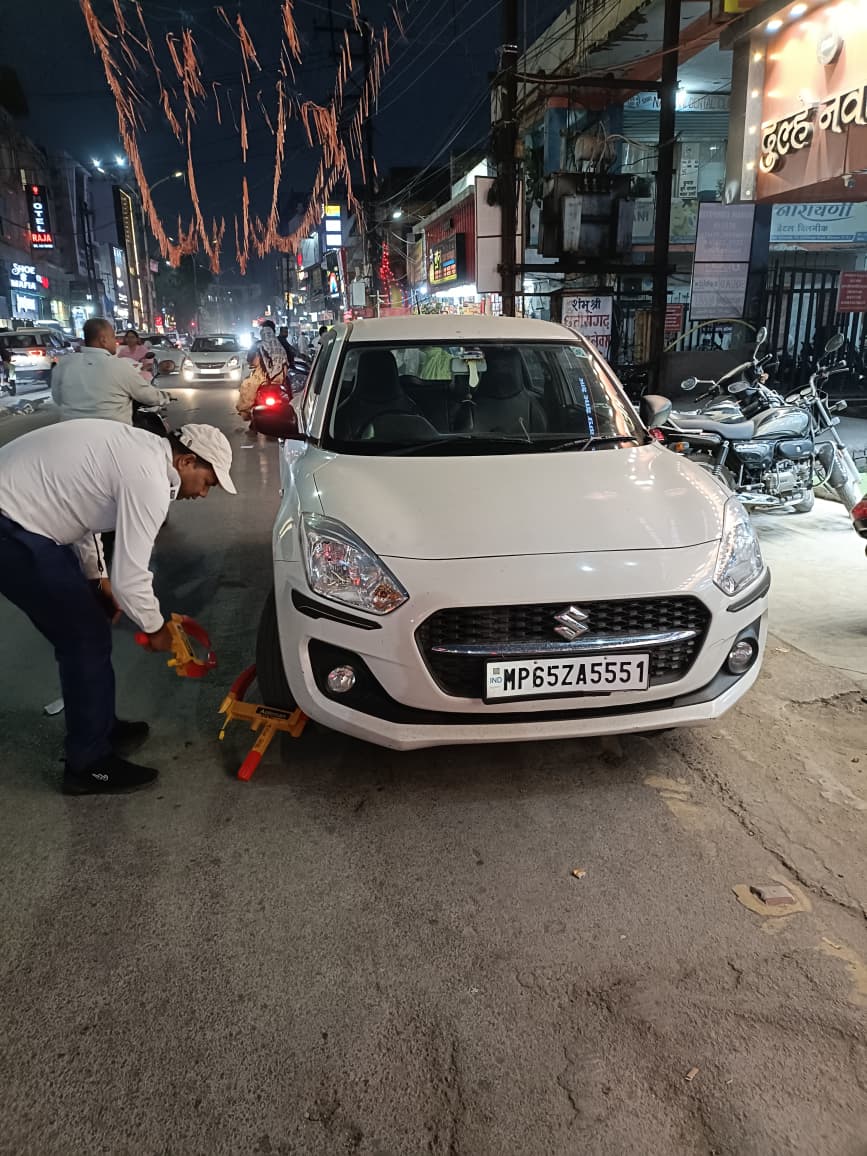 नो-पार्किंग पर सख्ती: यातायात पुलिस की कार्रवाई तेज, व्हील लॉक व लिफ्टर से उठाए जा रहे वाहन