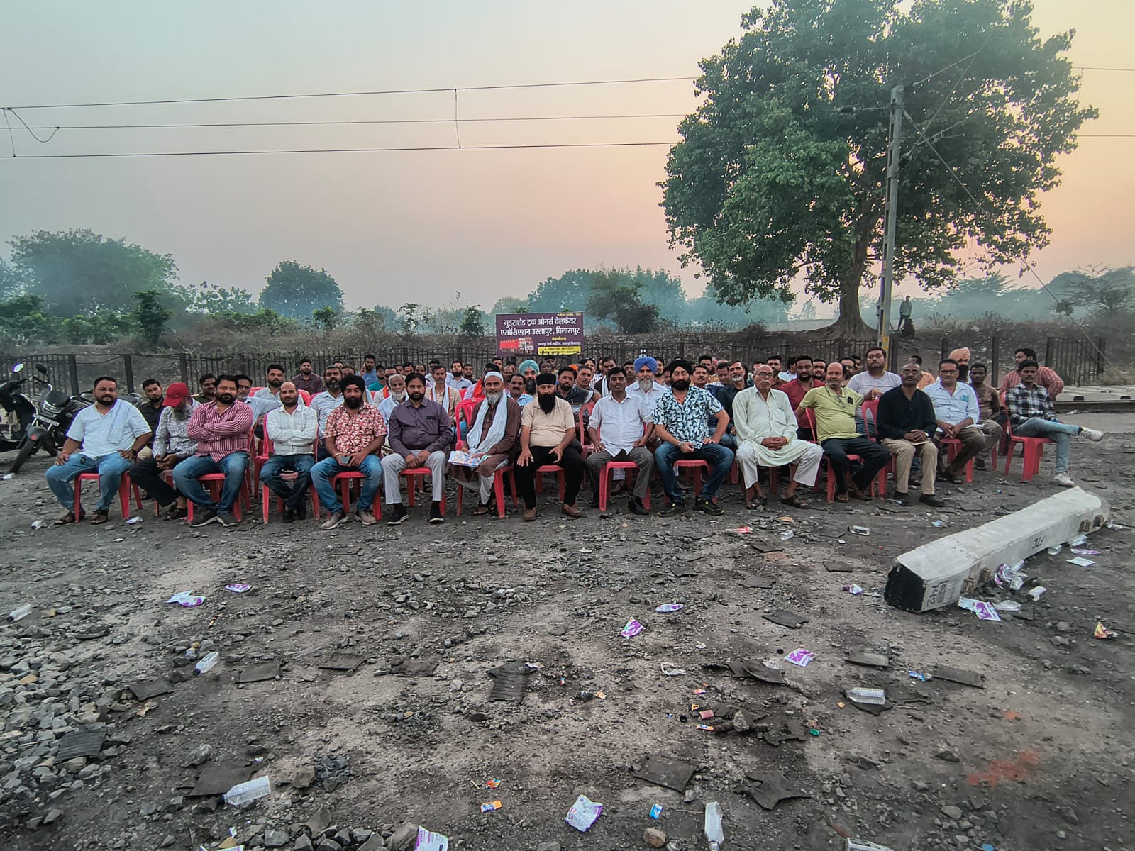 उसलापुर गुड्स शेड में काम शुरू होने की आहट, बाहरी हस्तक्षेप के डर से स्थानीय ट्रक मालिकों व श्रमिकों में आक्रोश, 15 वर्षों बाद रोजगार बहाली की उम्मीद; ‘सिंडिकेट कब्जे’ की आशंका पर संघ ने की प्रशासन से सुरक्षा की मांग