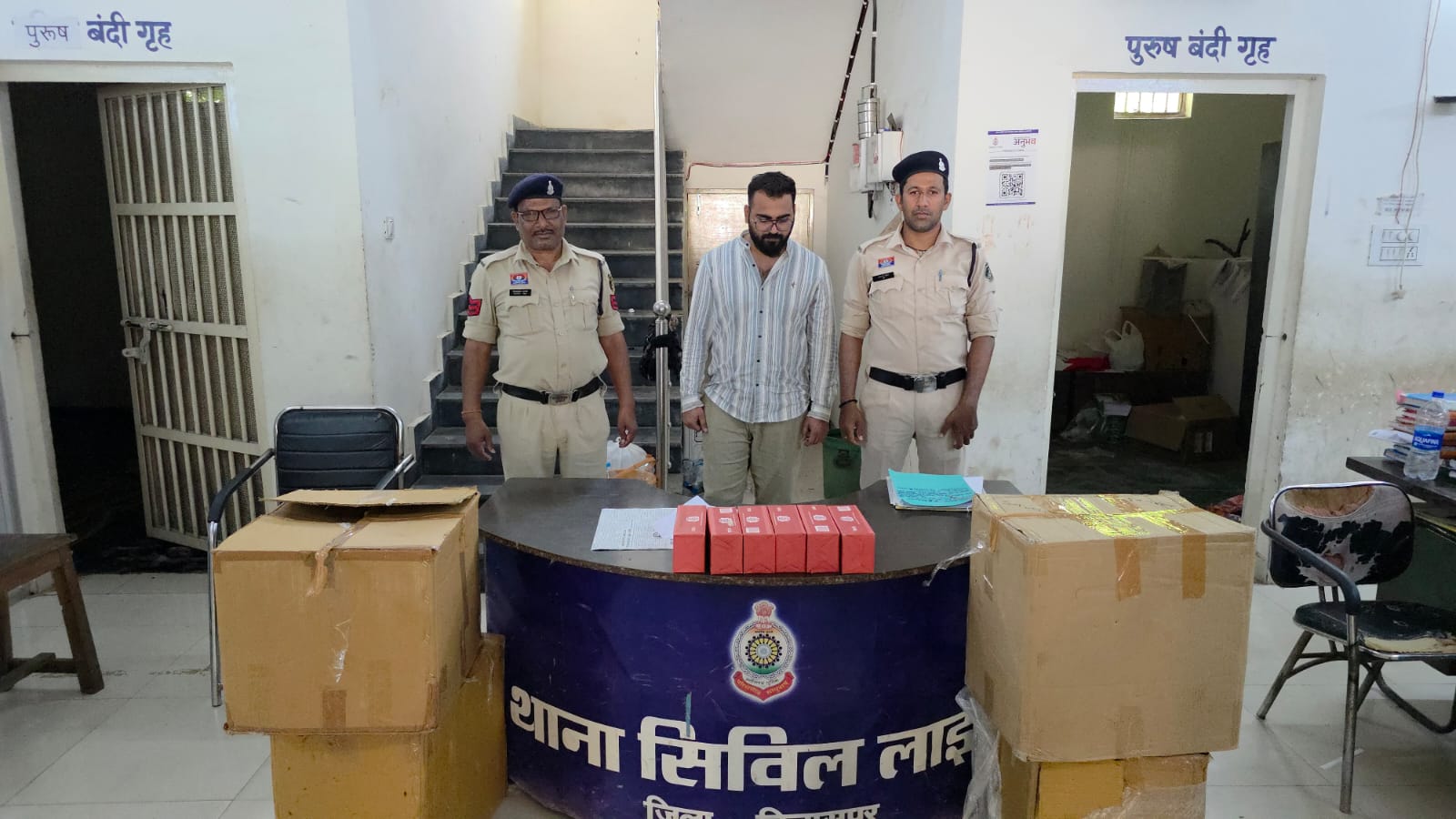 नकली ‘गोल्ड फ्लेक’ सिगरेट का बड़ा भंडाफोड़: 4.74 लाख का माल जब्त, आरोपी गिरफ्तार