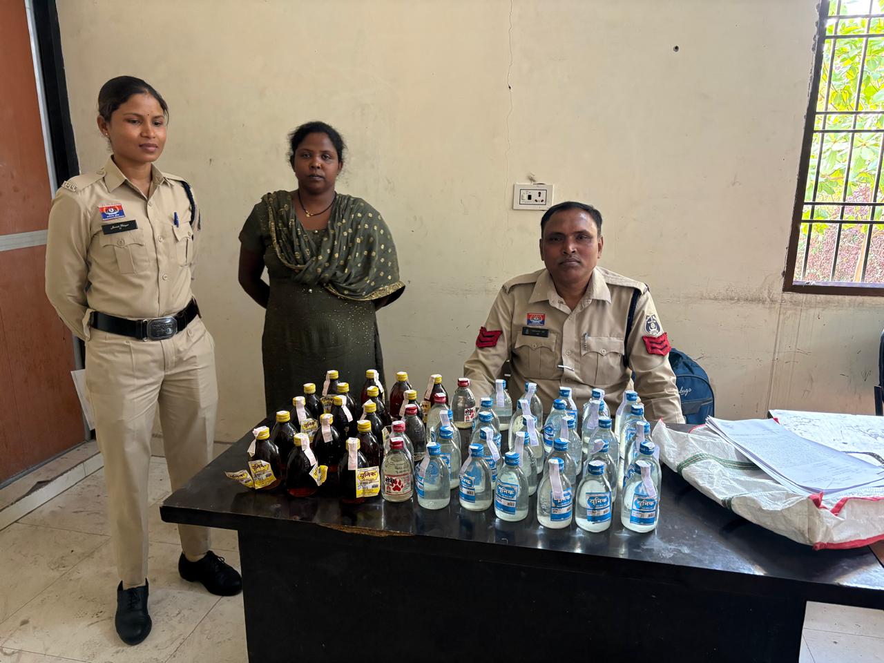 अवैध शराब पर पुलिस का दोहरा प्रहार: 425 लीटर महुआ शराब जब्त, अलग-अलग कार्रवाई में 4 आरोपी गिरफ्तार