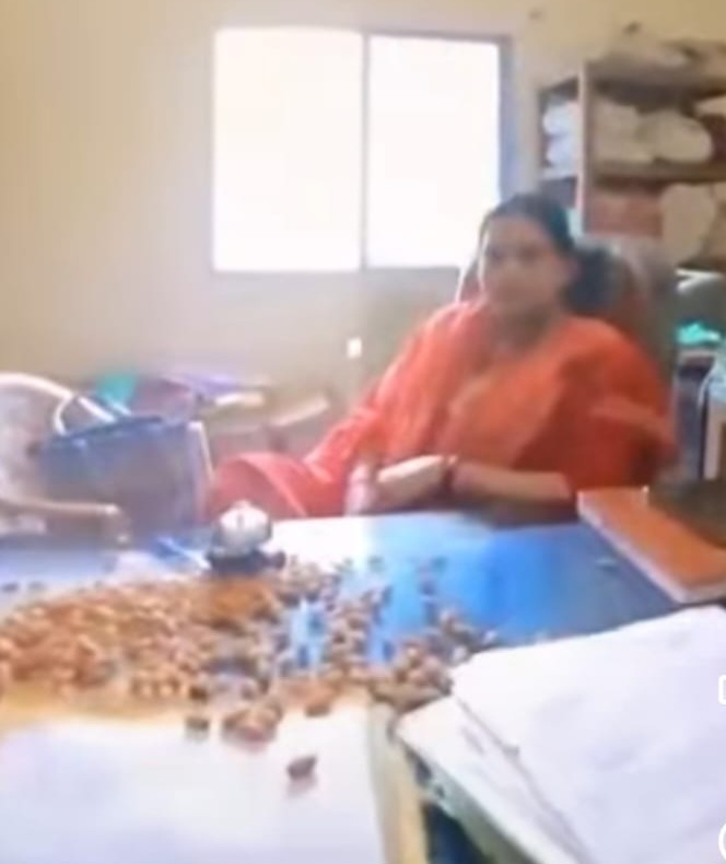 हाउसिंग बोर्ड की लापरवाही पर हितग्राही का अनोखा विरोध: अधिकारी को ‘बादाम’ देकर जताया आक्रोश