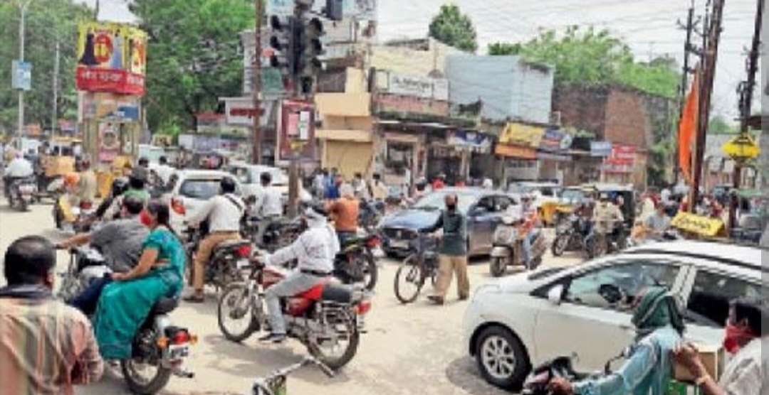 नियम तोड़कर गोल बाजार में घुसे ट्रैक्टर की वजह से भीषण गर्मी में लग गया जाम