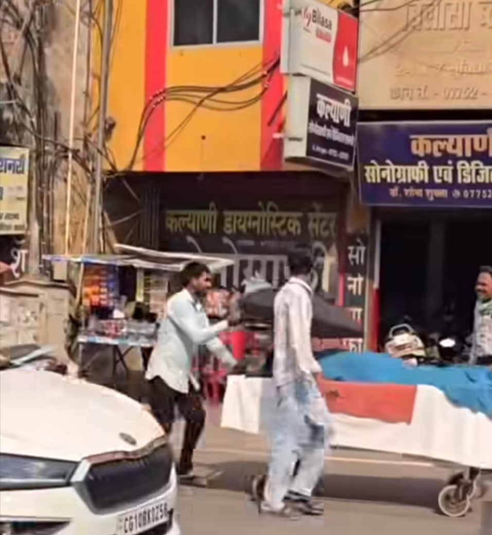 चिलचिलाती गर्मी में मरीज को सोनोग्राफी के लिए स्ट्रेचर से भेजने वाले नर्सिंग होम संचालक को मिली नोटिस