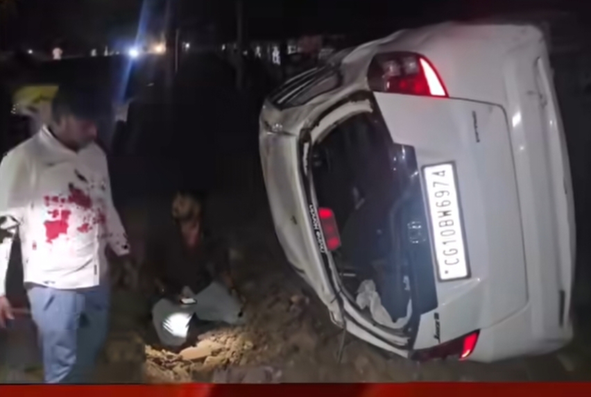 सड़क में मौजूद गड्ढे में घुसकर पलट गई कार, बारात से लौट रहे पांच लोग घायल