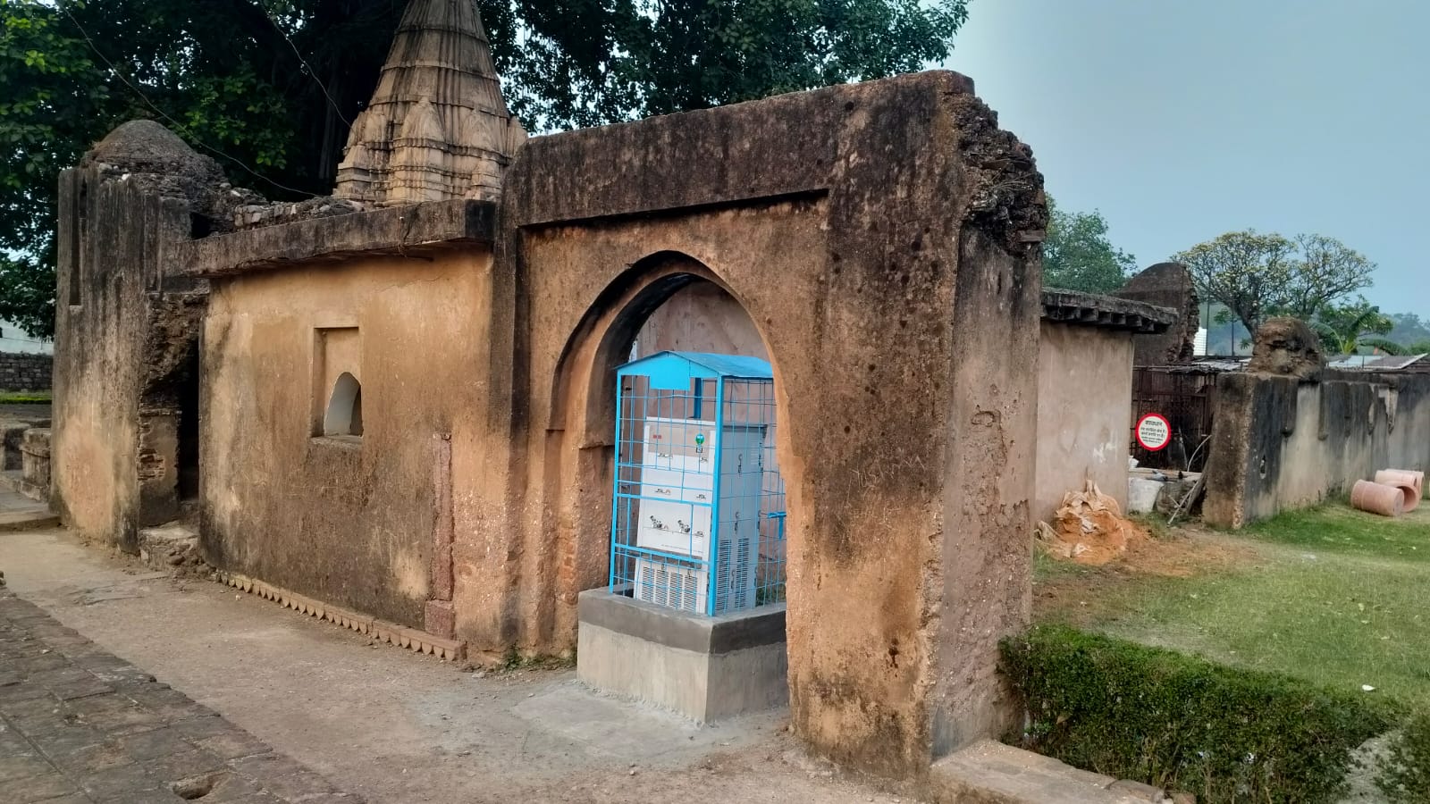 रतनपुर किले में सुविधाओं का विस्तार, पुराने निर्माण की गुणवत्ता पर उठे सवालनई व्यवस्था के साथ सड़कों व तालाब सौंदर्यीकरण कार्य जारी, बाउंड्री वॉल क्षतिग्रस्त होने से अवैध कब्जे की आशंका