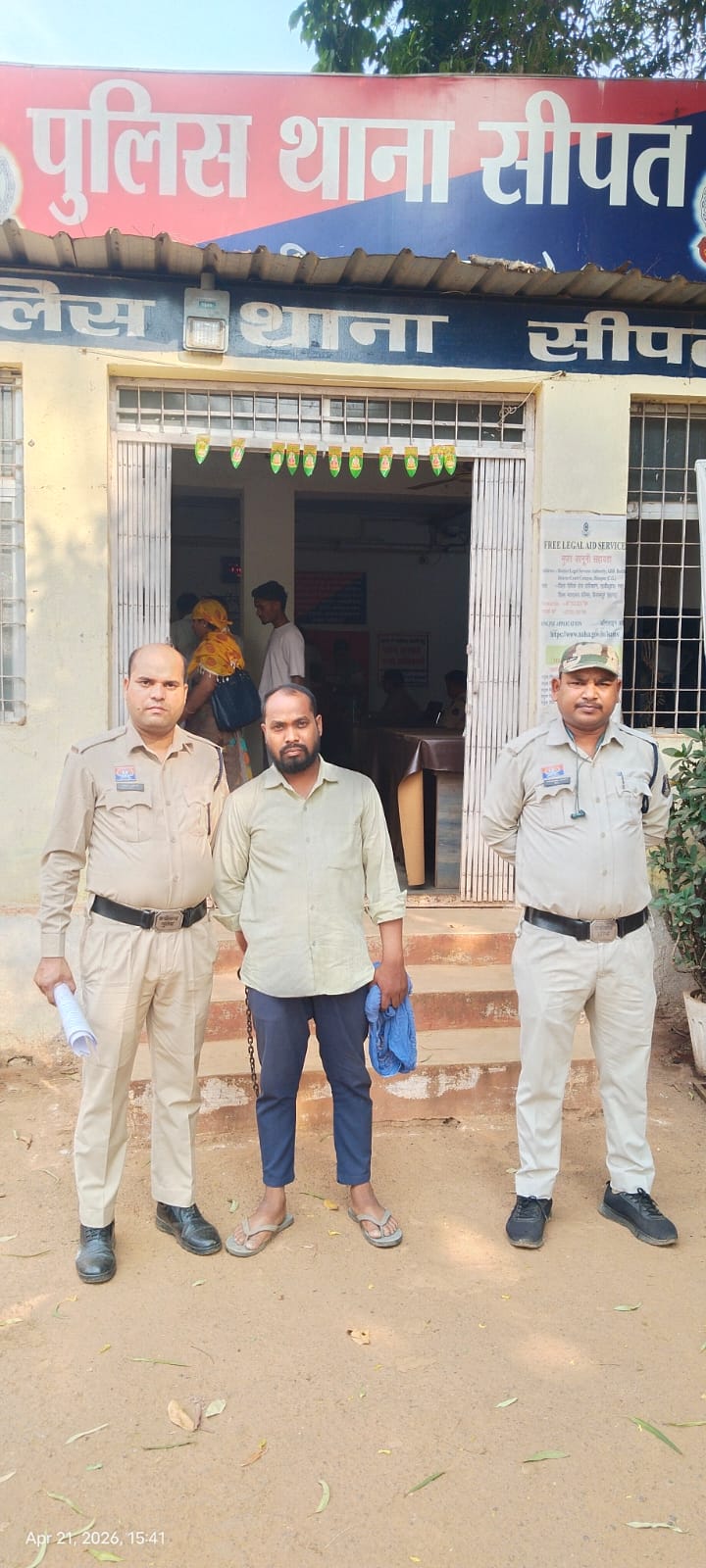 कभी शादी का झांसा देकर तो कभी महिला के अश्लील फोटो और वीडियो सोशल मीडिया पर अपलोड करने की धमकी देकर कथित प्रेमी करता रहा बलात्कार