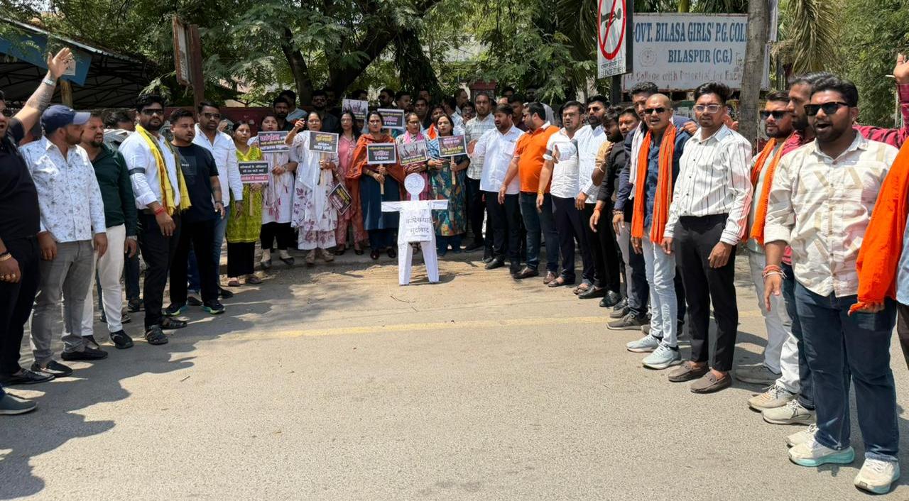 नारी शक्ति वंदन अधिनियम संसद में पास नहीं होने के विरोध में भाजयुमो बिलासपुर ने किया कांग्रेस का पुतला&nbsp; दहन