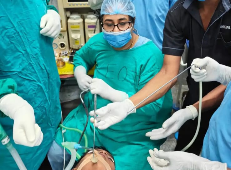 खेल-खेल में मासूम ने निगल लिया था ₹5 का सिक्का, सिम्स में 20 मिनट की एंडोस्कोपी से बच्चे के गले से निकाला गया सिक्का, बचाई जान