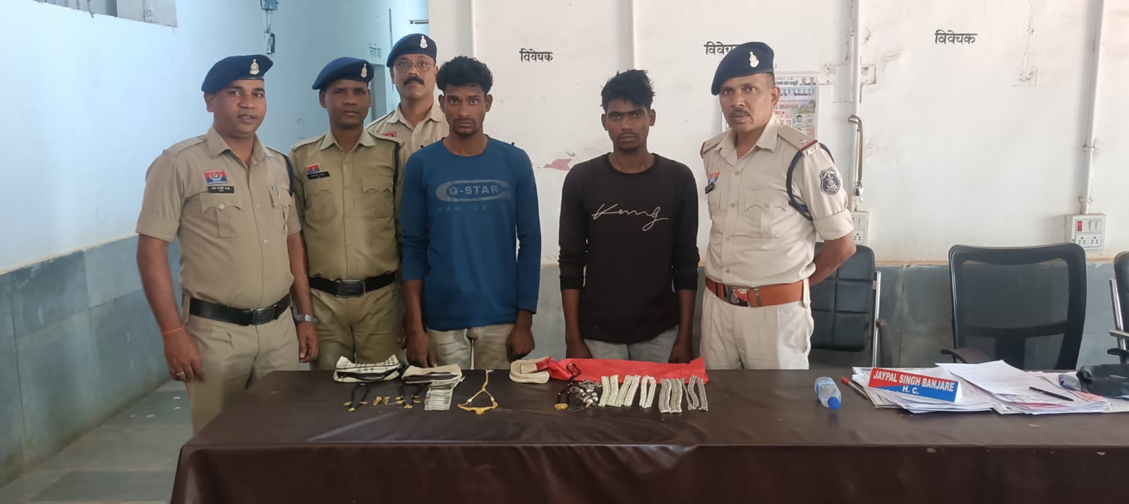 हिण्डाडीह चोरी कांड का खुलासा, दो आरोपी गिरफ्तार, 5.60 लाख की संपत्ति बरामद