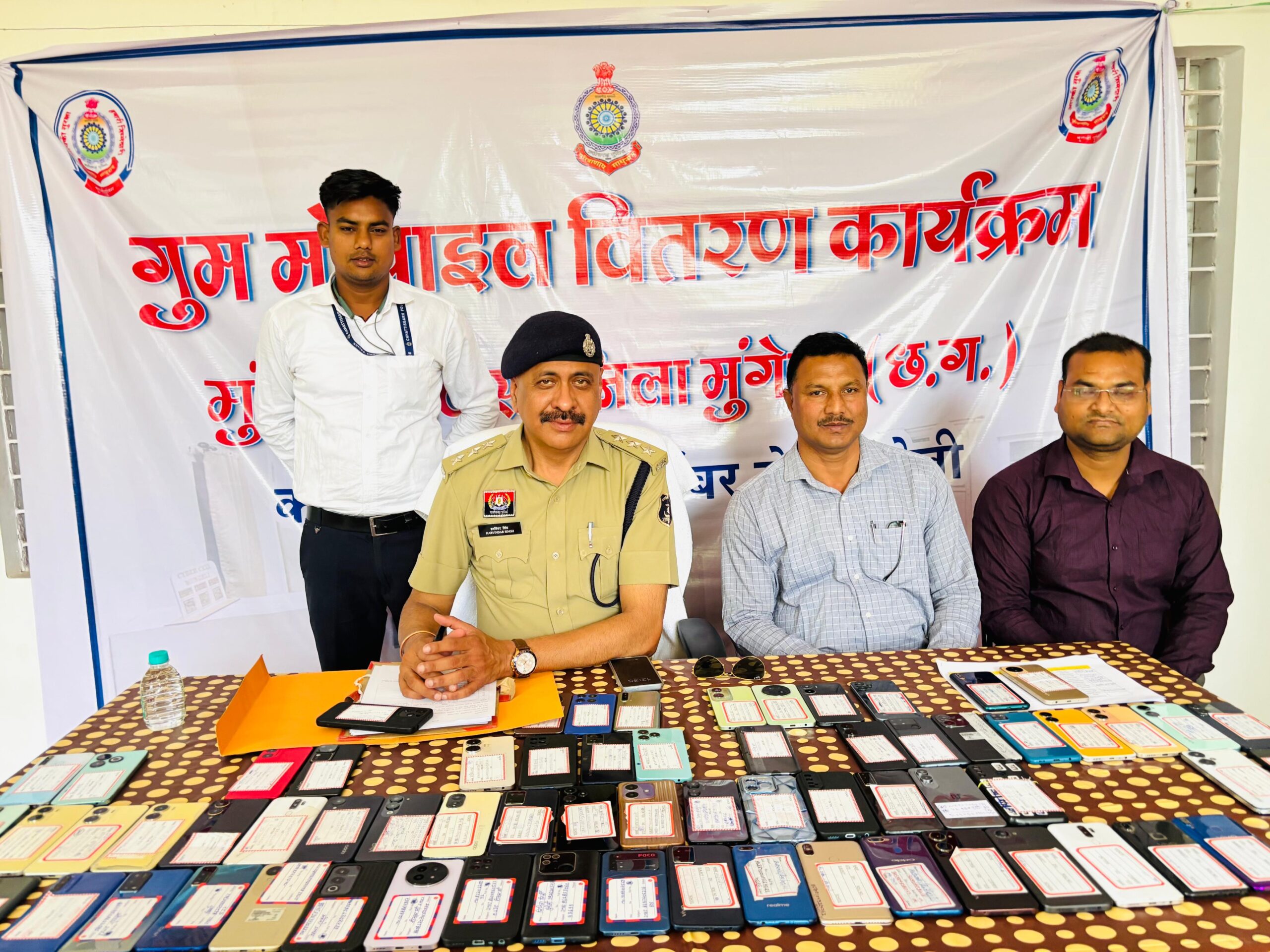 मुंगेली पुलिस ने 90 परिवारों को लौटाए गुम मोबाइल, 13.50 लाख रुपये के फोन पाकर खिले चेहरे