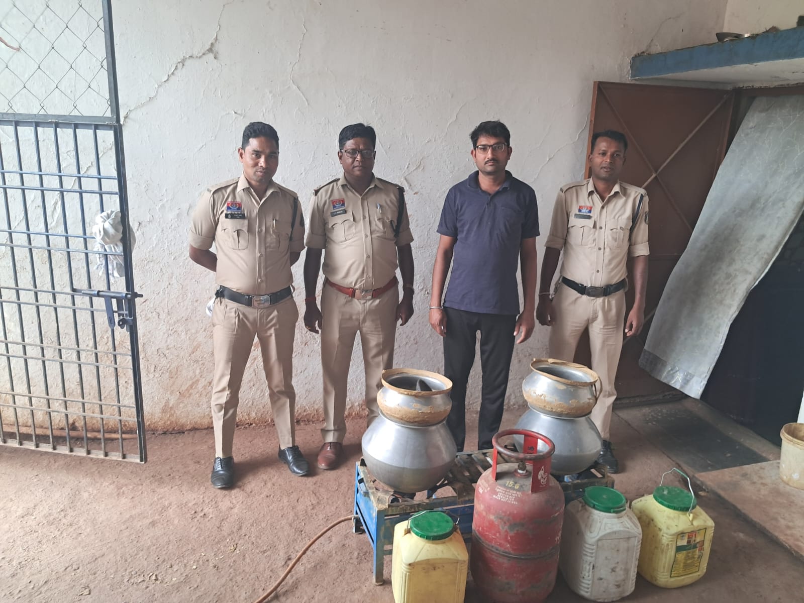 कोटा पुलिस की दोहरी कार्रवाई: अवैध महुआ शराब के कारोबार पर प्रहार, दो आरोपी गिरफ्तार