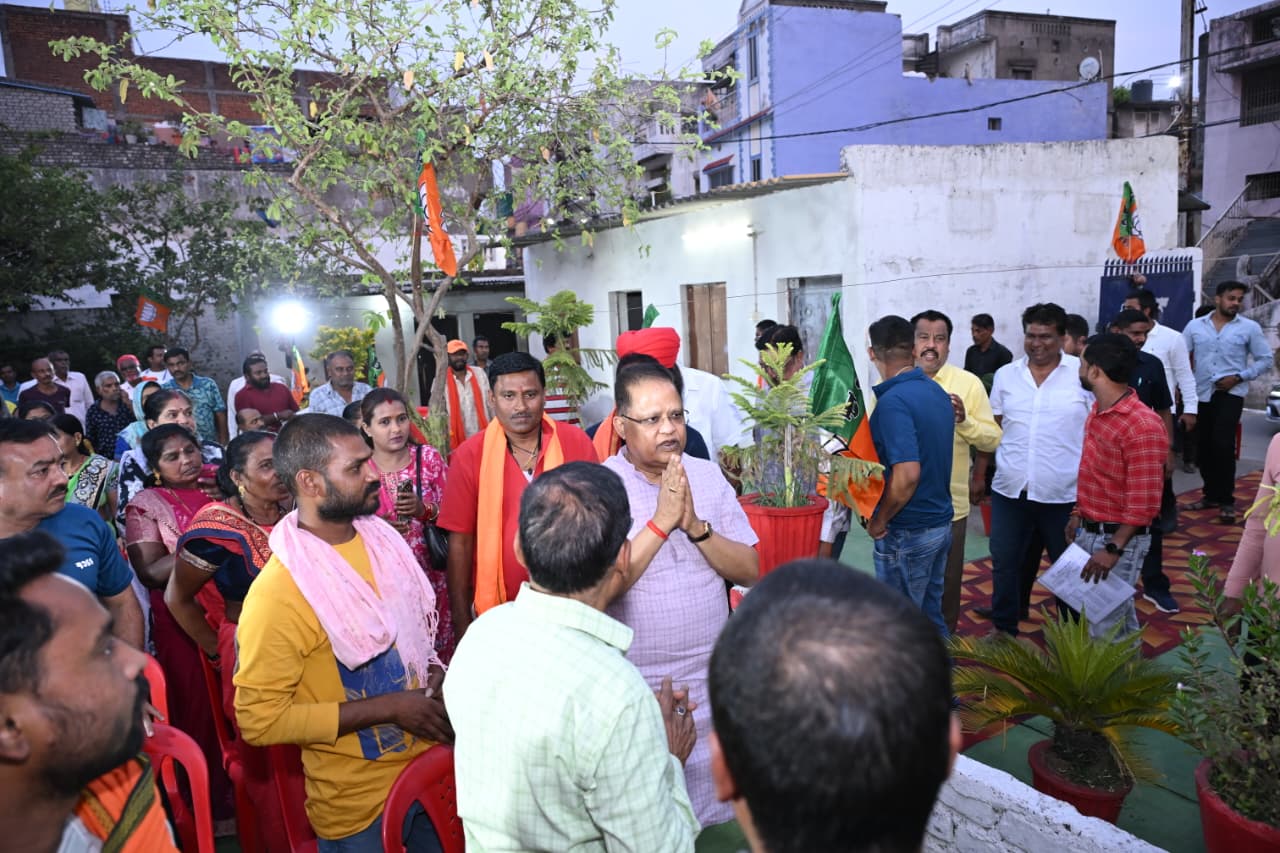 बिलासपुर के वार्डों में गूंजा ‘बस्ती चलो अभियान’ का नारा, विधायक अमर अग्रवाल का हुआ भव्य आत्मीय स्वागत, विकास की नीतियों और मोदी की गारंटी से वार्डवासियों को कराया अवगत, जनसंवाद के दौरान उमड़ा भारी जनसमूह