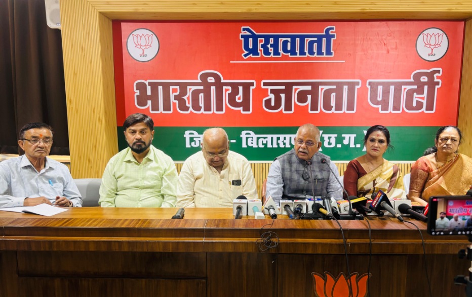 नारी शक्ति वंदन अधिनियम के खिलाफ वोट करने पर भाजपा ने कांग्रेस को किया कटघरे में खड़ा, बताया महिला विरोधी