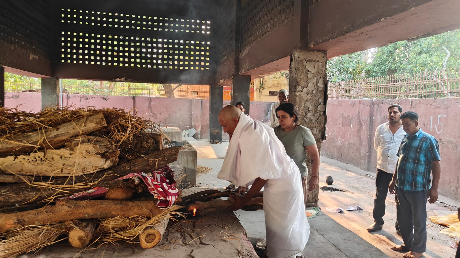 बेटी ने निभाया अंतिम कर्तव्य: बिलासपुर में राधिका परिहार ने पिता को दी मुखाग्नि, परंपराओं के बीच संवेदना की नई मिसाल