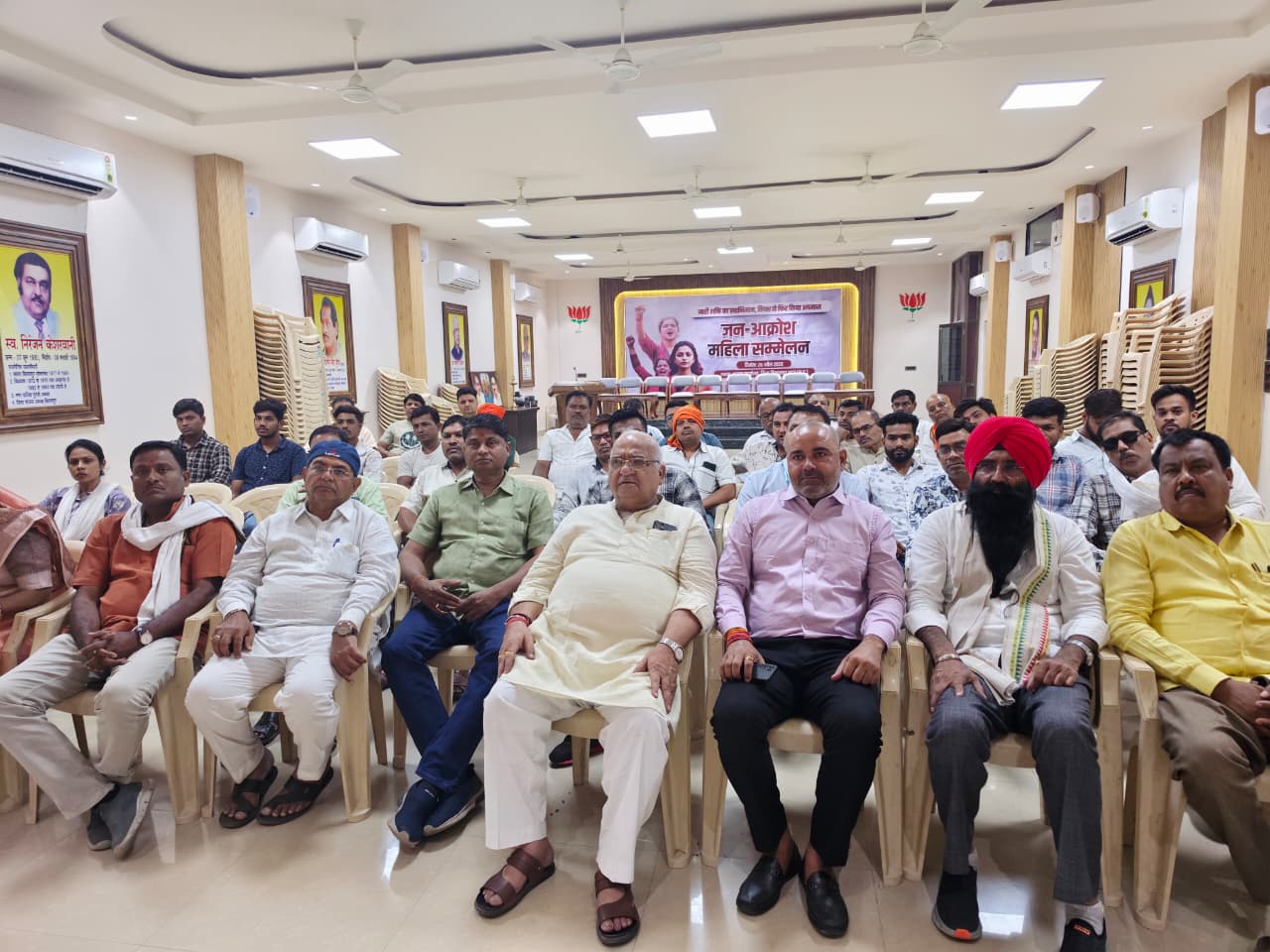 भाजपा नेताओ ने सुनी प्रधानमंत्री के मन की बात की 133वीं कड़ी