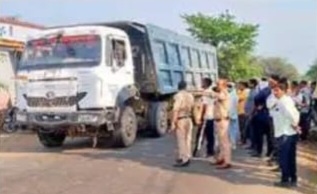 ‘दबदबा हे तोर भाई के’ लिखे तेज रफ्तार हाइवा ने 4 वर्षीय मासूम को कुचला, ग्रामीणों में आक्रोश