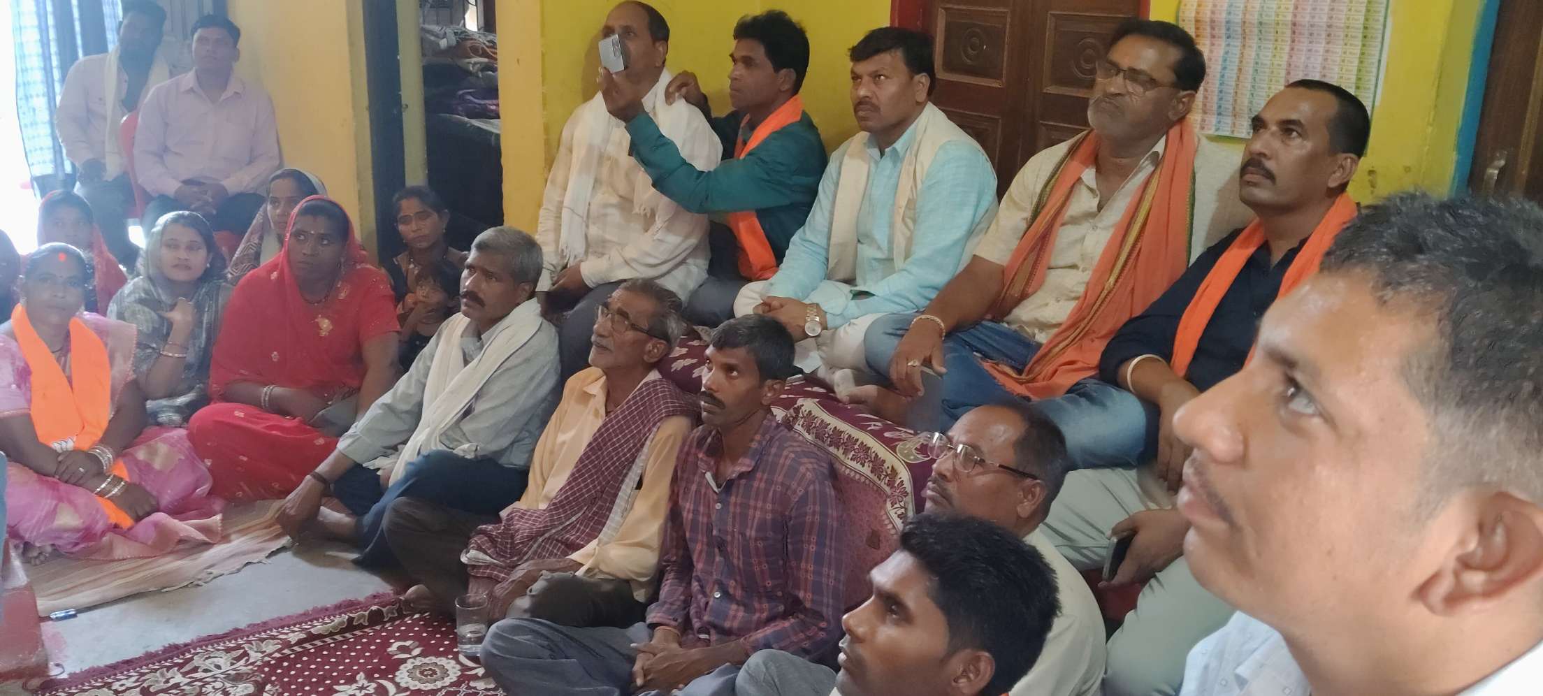 ग्राम ठकुरदेवा में “मन की बात” की 133वीं कड़ी को सुनने बड़ी संख्या में जुटे भाजपा नेता