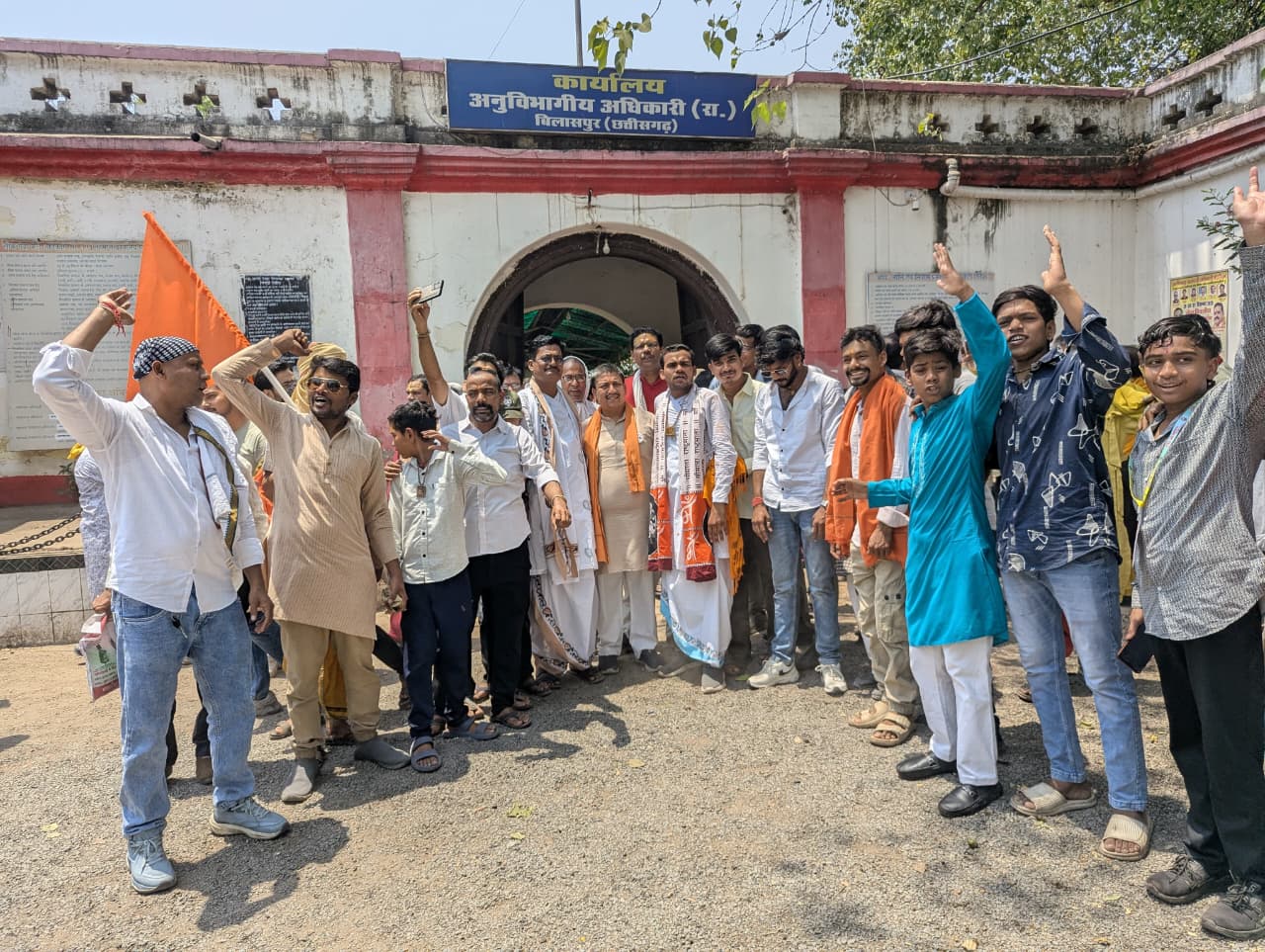 गौ सम्मान आह्वान अभियान के तहत तहसीलदार को सौंपा ज्ञापन, हजारों हस्ताक्षर किए प्रस्तुत