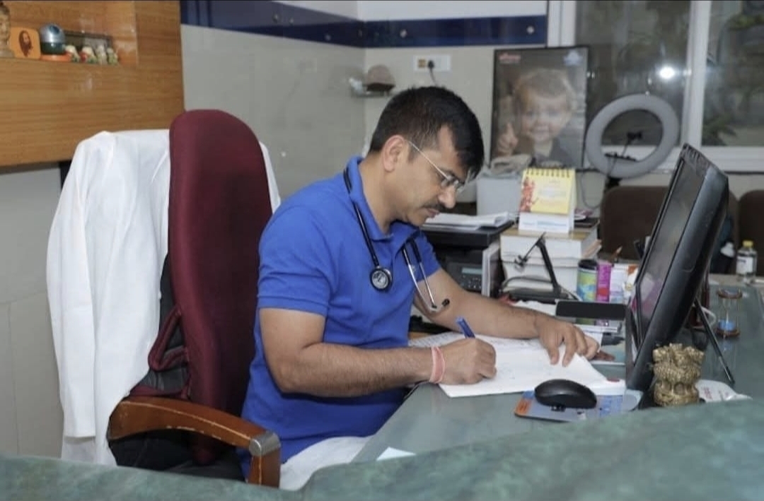 बिलासपुर में डॉक्टरों की सतर्कता से बची दो वर्षीय मासूम की जान, लक्षणों के आधार पर किया सर्पदंश का सफल इलाज, अभिभावकों के लिए डॉक्टर श्रीकांत गिरी की महत्वपूर्ण एडवाइजरी