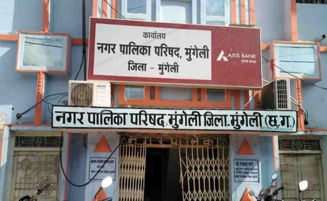 इस भीषण गर्मी में पेयजल के लिए तरस रहा मुंगेली