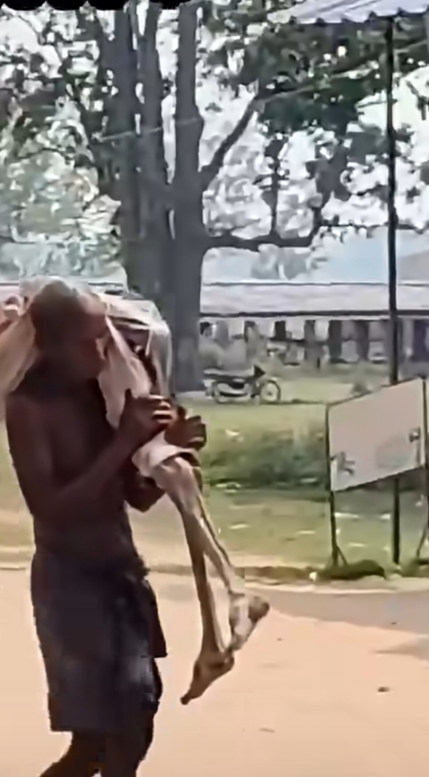 बैंक अधिकारियों को यकीन दिलाने सीधा साधा ग्रामीण अपनी मृत बहन के कंकाल लेकर पहुंच गया बैंक