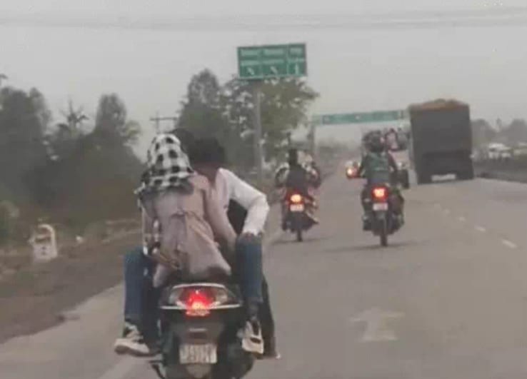 चलती स्कूटी पर खतरनाक स्टंट: युवक-युवती का अश्लील वीडियो वायरल, पुलिस जांच में जुटी