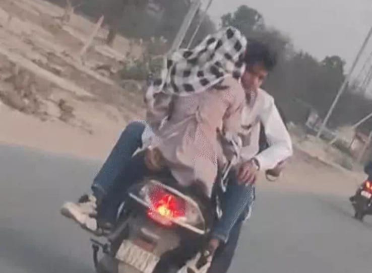 चलती स्कूटी पर ‘रोमांस’ का वीडियो वायरल, चालक पर एफआईआर दर्ज