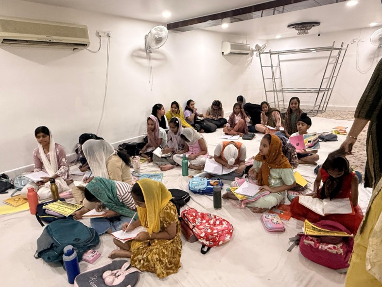 श्री गुरु सिंह सभा गुरुद्वारा द्वारा आयोजित गुरमत कैंप में भाग ले रहे 250 से अधिक बच्चे